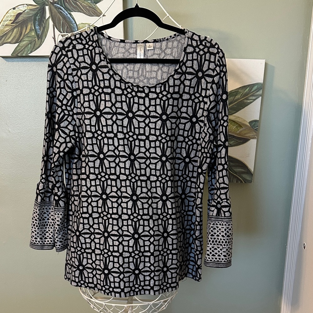 Tacera Black and Gray Geometric Long Sleeve Top